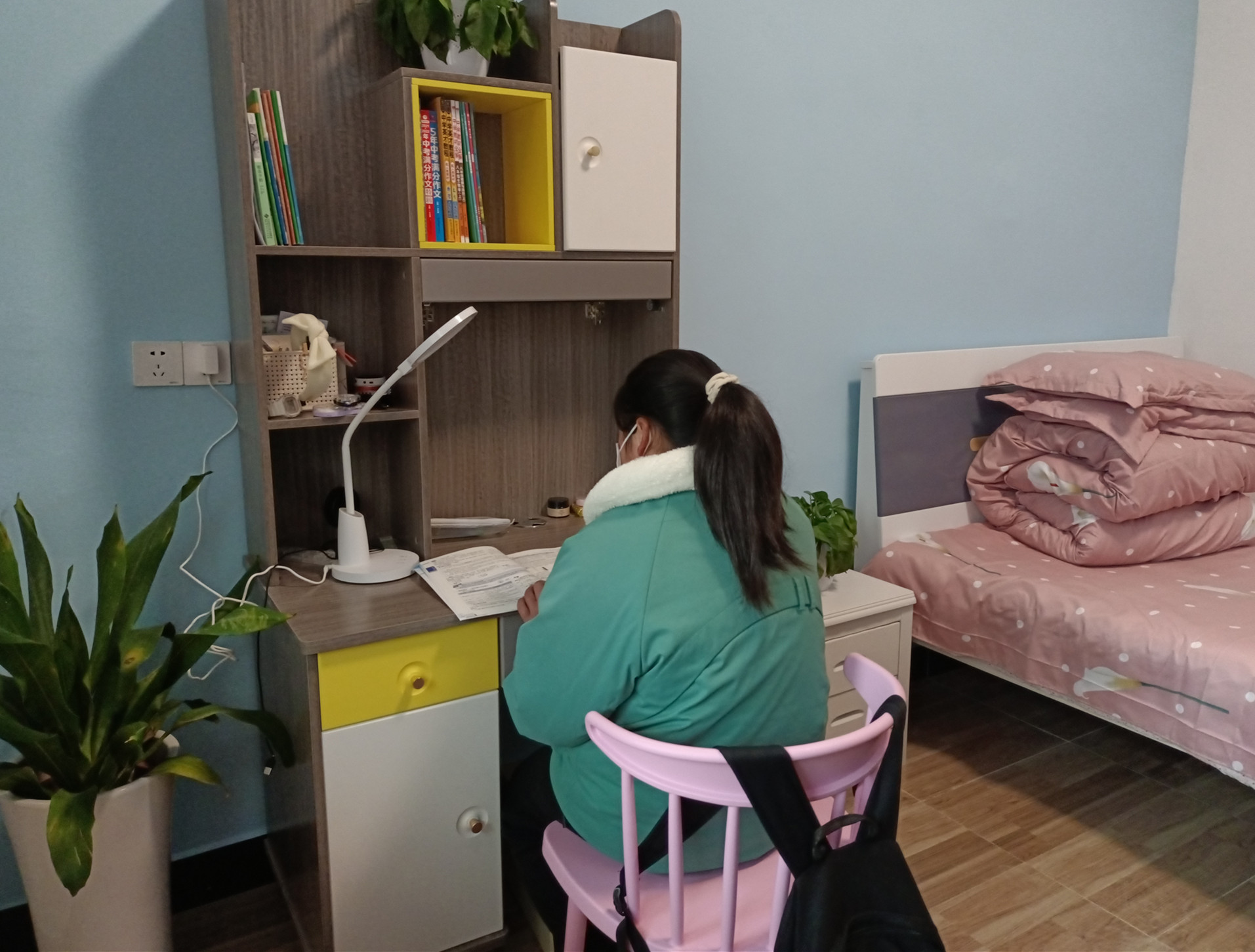 小茜在改造后的“希望小屋”里学习。长沙晚报全媒体记者 陈良 摄