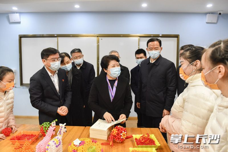 吴桂英鼓励市儿童福利院创作小说的孩子。