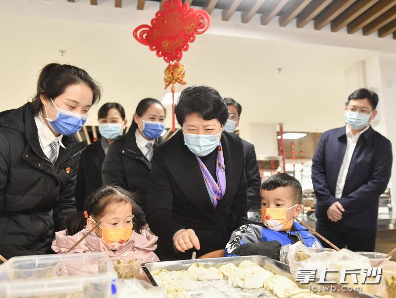 在市儿童福利院，吴桂英与孩子们一起过小年。