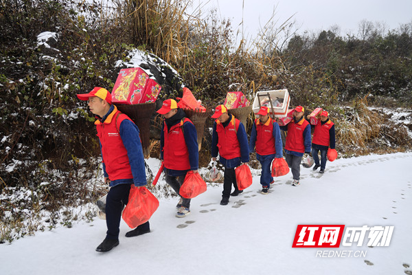 “电骡子”冒雪步行_副本.jpg