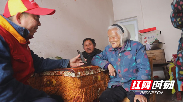 田家赐帮失明的老人亲人的电话。老人高兴的和亲人拉家常，其他几位麻风病人也一起来分享这份喜悦。_副本.jpg
