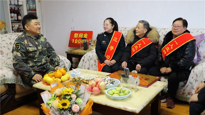 立功受奖送喜报 拥军共建暖人心.mp4_20220128_191500.548_副本.jpg