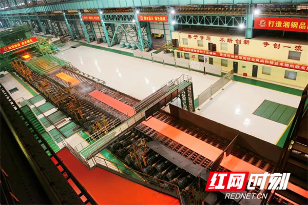 华菱湘钢五米宽厚板厂正在火热生产中。.jpg