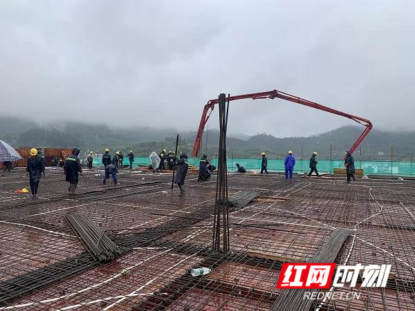 湖南建工集团沙洲村项目，一线工作人员在冒雨施工。.jpg