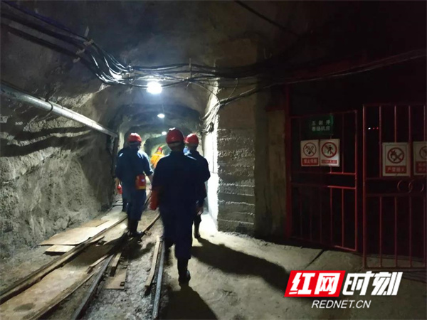 辰州矿业在千米井下建立了党支部。.jpg