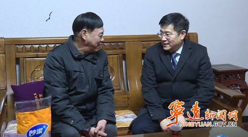 宁远:胡勇刚春节前夕走访慰问离退休老干部_副本500.jpg 宁远:胡勇刚春节前夕走访慰问离退休老干部_副本500.jpg