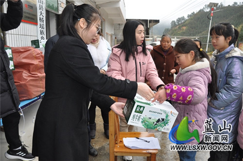 发放小礼品.JPG