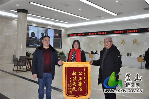 当事人送锦旗.JPG