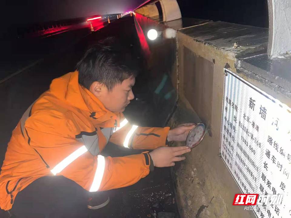 G4京港澳高速岳阳段，大荆养护所技术员汤碧舟在新墙河大桥检查桥面温度.jpg