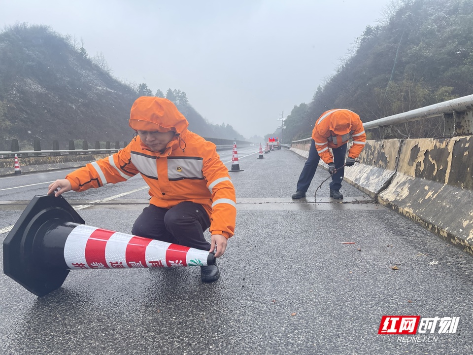 京港澳高速临湘段，临湘养护所党员苏勤带队雪中对沿线交安设施进行检查.jpg