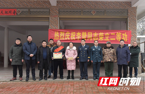 新邵县军地领导为“二等功臣”家庭上门送喜报_邵阳头条网