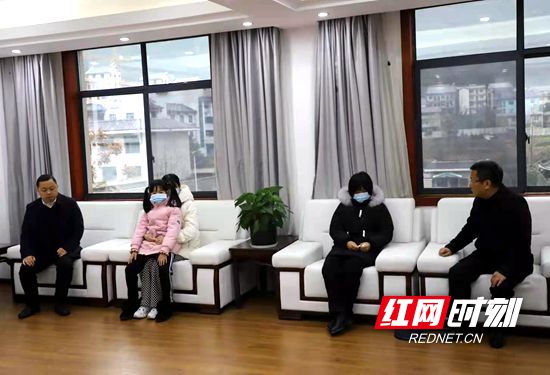 慰问牺牲民警家属.jpg