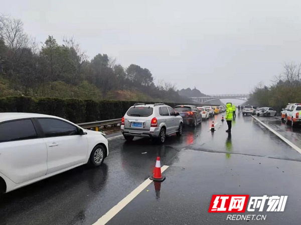 湖南高速集团常德分公司第一时间在事故发生后启动应急处置预案、开展应急调度。.jpg
