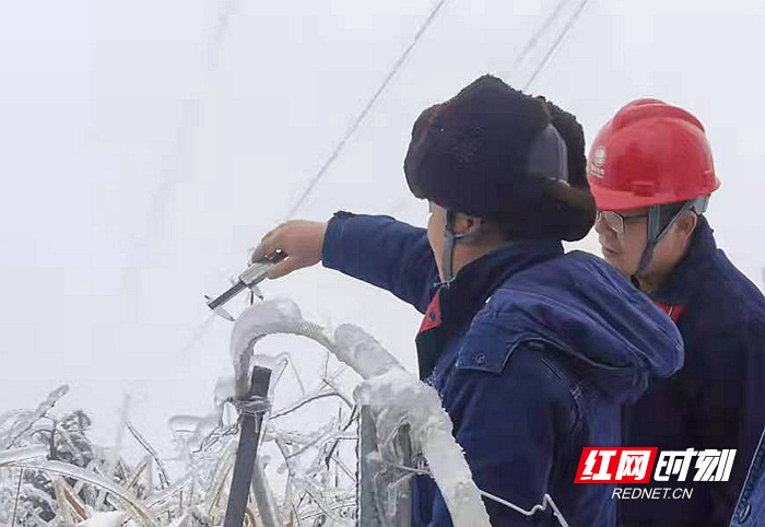 图1：国网邵阳供电公司员工在隆回县小沙江镇110千伏六魏小线观冰。（阳劲.jpg