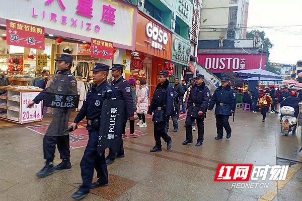 民警在街头巡逻.1.jpg 民警在街头巡逻.1.jpg