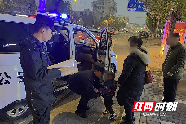 民警帮助走失小孩回到亲人身边。.jpg 民警帮助走失小孩回到亲人身边。.jpg