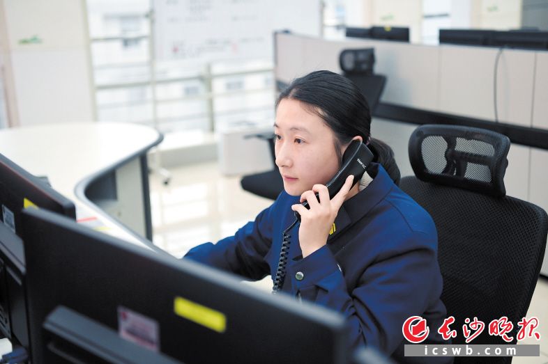 　　工作中，刘娜一丝不苟、快速反应，只为尽力缩短出警时间。　　长沙晚报通讯员 唐雄杰 摄