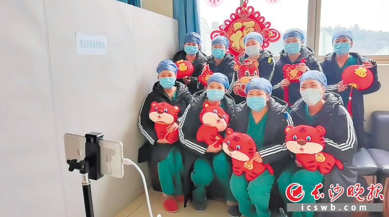 　　隔离病区的医务人员通过视频向家人拜年。　　医院供图