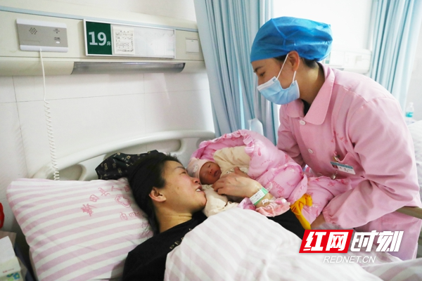 湖南新田:“跨年虎娃”的“天使妈妈”3_.jpg