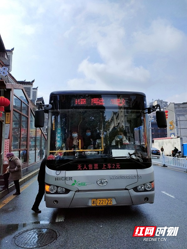 春节期间，公交司机正在运送旅客上下车。_看图王.jpg