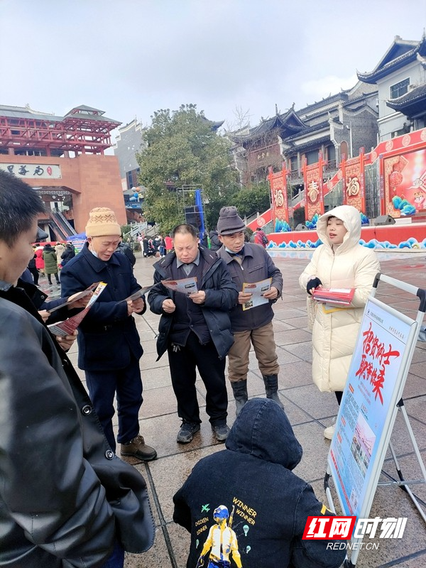春节期间，工作人员为农民工散发招聘信息。_看图王.jpg