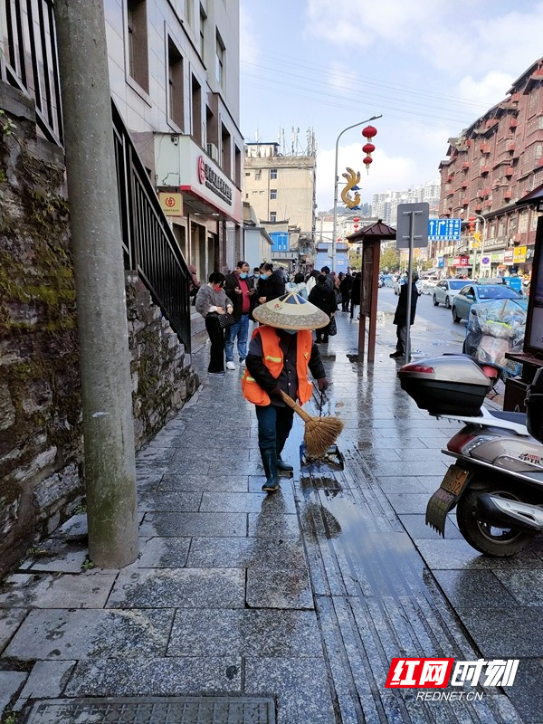 春节期间，环卫工人正在清扫地面垃圾。_看图王.jpg