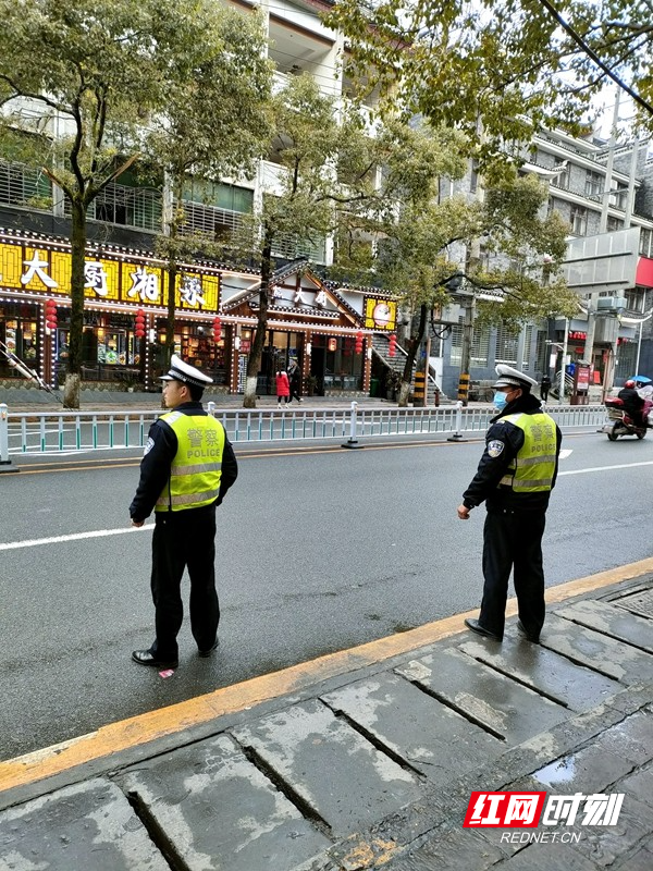 春节期间，交通警察正在马路上执勤。_看图王.jpg