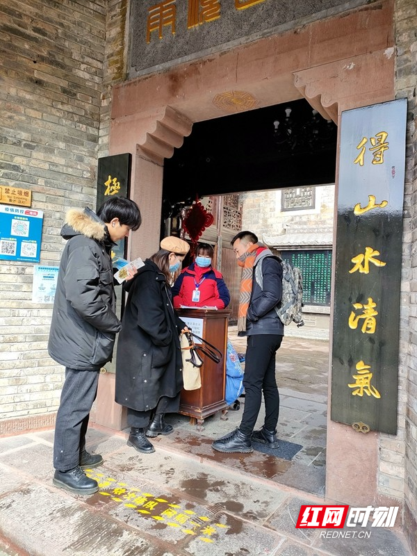 春节期间，景区工作人员竭诚为游客服务。_看图王.jpg