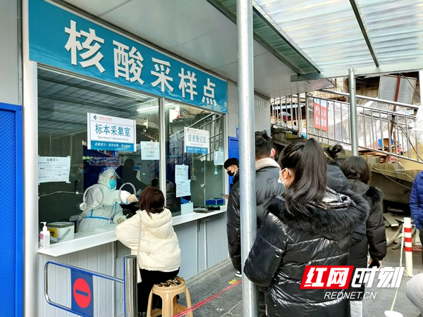 春节期间，医务人员正在对市民进行核酸检测。_看图王.jpg