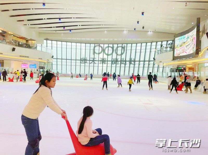 今天，北京冬奥会正式开幕，长沙市民也全家上阵体验溜冰等冰雪运动，感受“冬奥时间”。