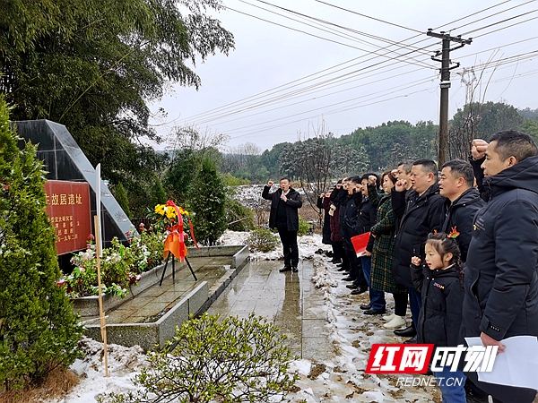 新年上班第一天，湘潭县云湖桥镇组织镇村干部前往卢冬生故居遗址敬献花篮，深切缅怀先烈丰功伟绩，弘扬和传承革命先烈的崇高精神，激发建设社会主义现代化新湘潭的强大精神力量。.jpg