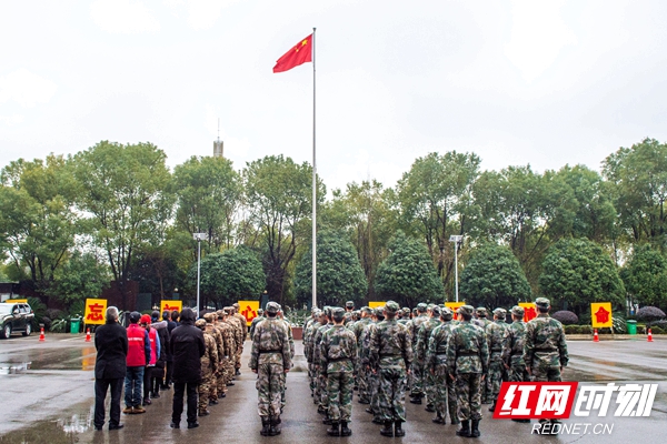 新年上班第一天，湘潭市人防办举行向毛主席铜像敬献花篮暨升国旗仪式，以庄重而简朴的方式，表达对祖国的深深祝福和对湘潭发展的美好祝愿。.jpg