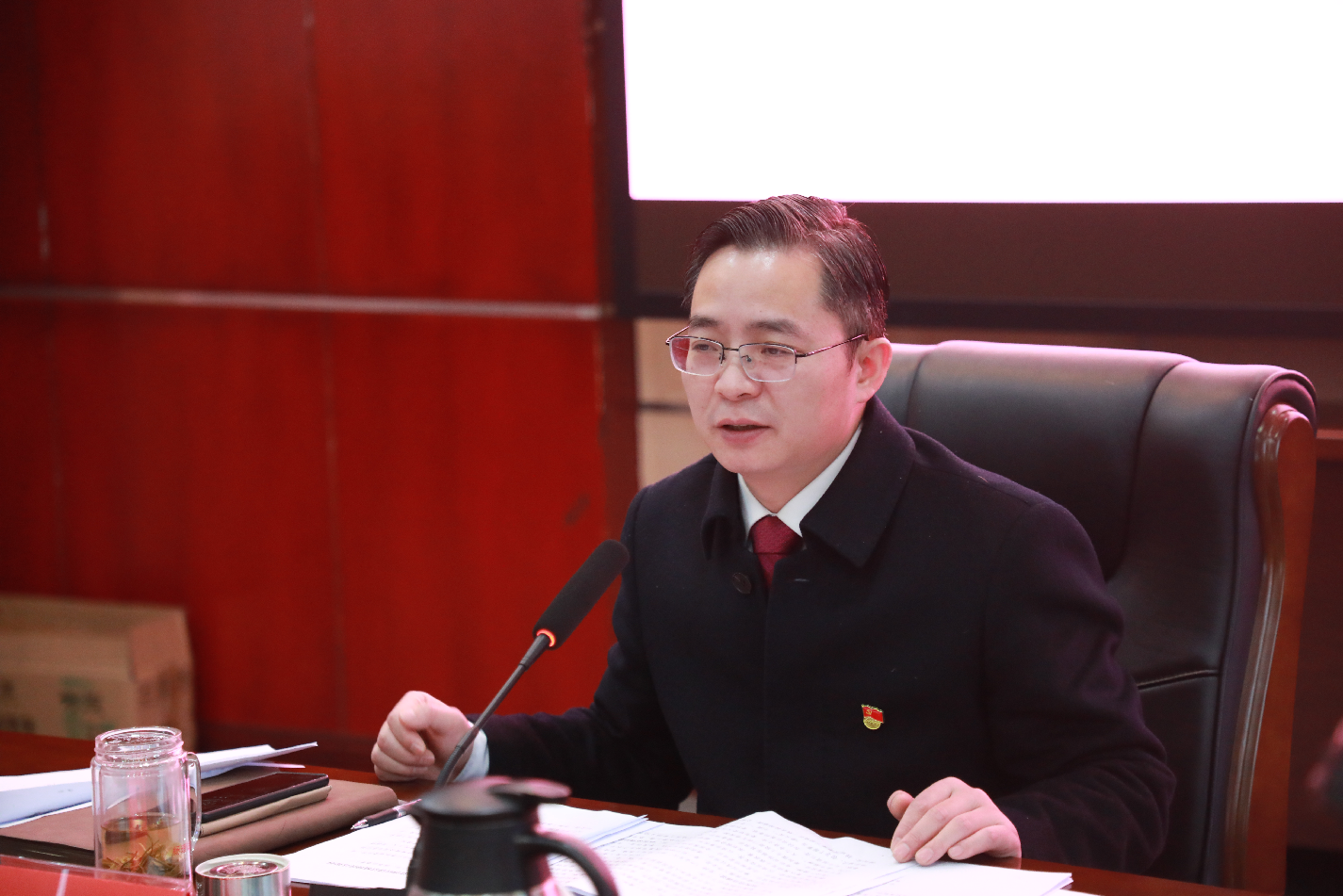 杨理诚主持召开2022年第4次市委常委会扩大会议