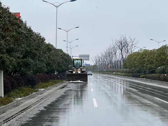 浴“雪”奋战保畅通(1)297.png