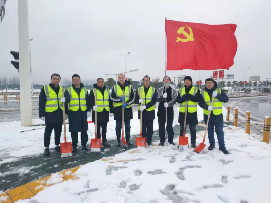 浴“雪”奋战保畅通(1)318.png