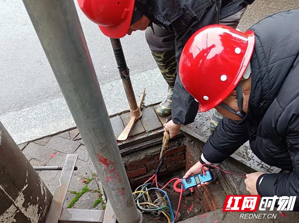 2月7日上午，国网湘潭客户服务中心各班组迅速进入工作状态，以饱满的热情迎接开工第一天。中心计量运营分析班对春节期间派发的计量装置过流异常工单进行审核检验，对发生计量故障的客户派发督办工单，解决客户难题。同时，对当天发生的采集异常和资产管理超期异常派发工单，班组全员全面进入指标监控管理模式，为2022年提升公司计量管理规范率和广大客户电力计量装置可靠性提供有效保障。.jpg