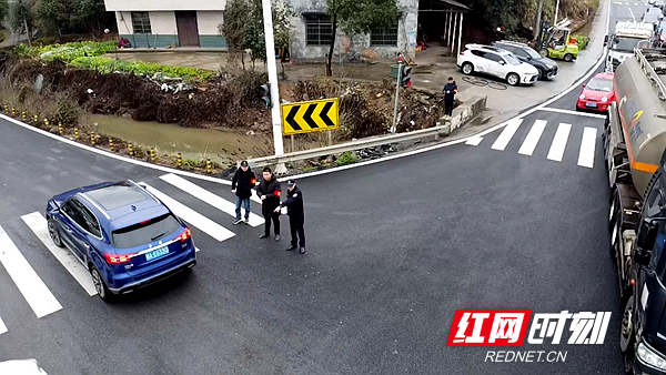 2月7日，湘潭县河口镇利用无人机航拍，加强对主要路段及易堵路段时段的路面动态监测，实时掌握路面信息，确保广大群众春运、春节出行平安畅通。（图为无人机镜头下的镇村干部在路口疏导交通）.png