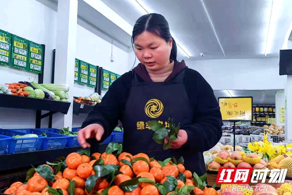 湘潭市绿丰农场的售货员整理商品、货架，为市民提供舒适、整洁的购物环境。.jpg