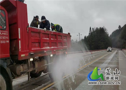 图一 公路养护人员上路抛撒融雪剂.jpg