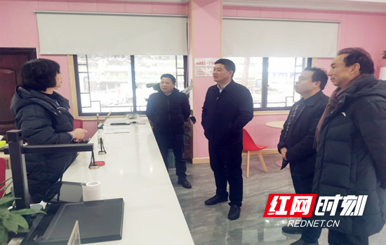 走访慰问民政局干部职工.jpg