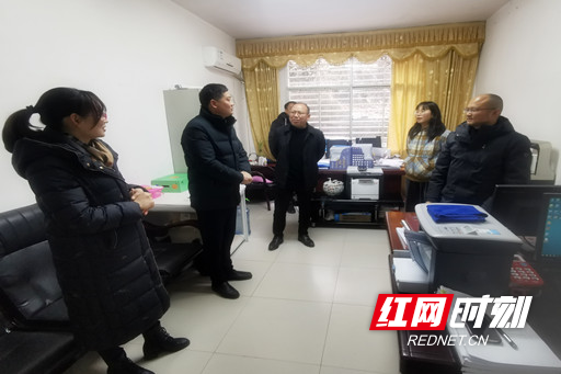走访慰问教育局干部职工.jpg