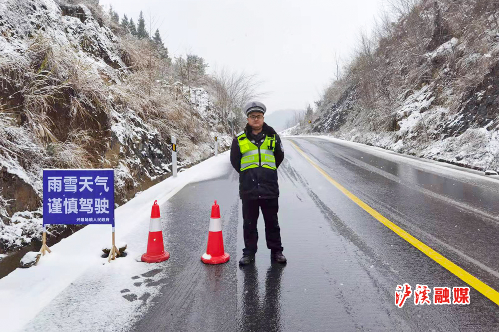设置执勤点提示过往车辆.jpg