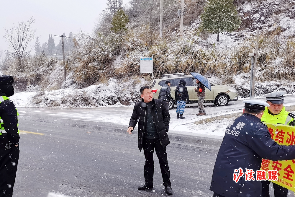 设置警示牌提示过往车辆.jpg