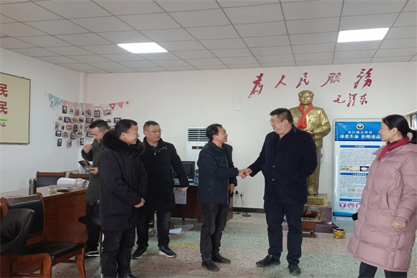 该镇党委书记带领班子成员下村进行团拜走访.png