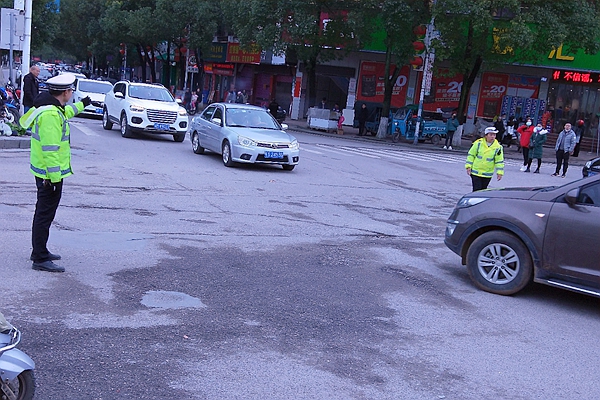 交警在疏导交通。.jpg