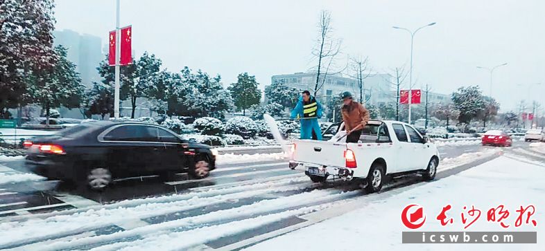 在积雪比较厚的望城，区城管、交通、公路等部门迅速出动人员1700余人次、各类车辆220余台次，对各主次干道开展铲雪除冰工作。望城区应急管理局 供图