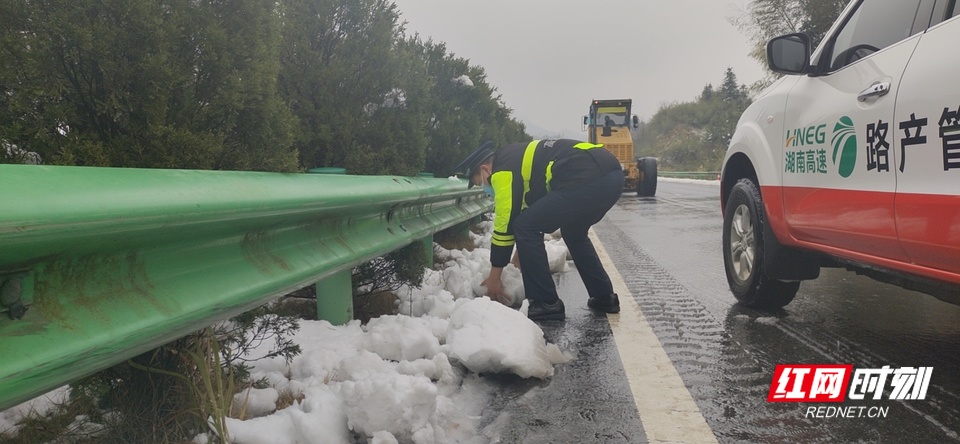 路管员清理成块的积雪.jpg