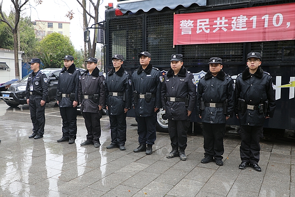 屯警街头。.jpg