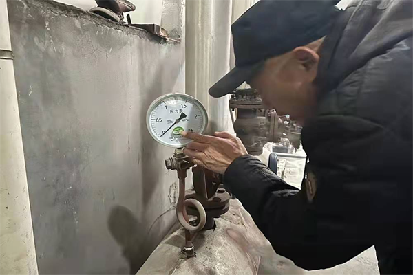 荷味食品厂的“建哥”正在检查压力表.png