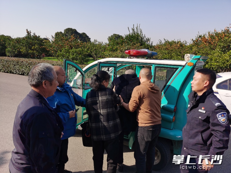 景区党员服务车救助突发疾病游客。